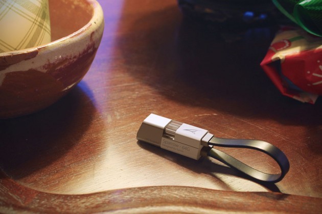 Symlis-Sparrow-OTG-Flash-Drive-and-Charging-Cable-image-3-630x420