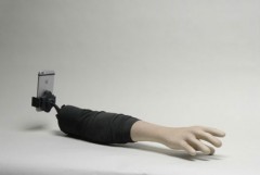 forever-alone-le-bras-a-selfie-vous-permettra-de-faire-croire-a-tout-le-monde-que-vous-avez-des-amis-4