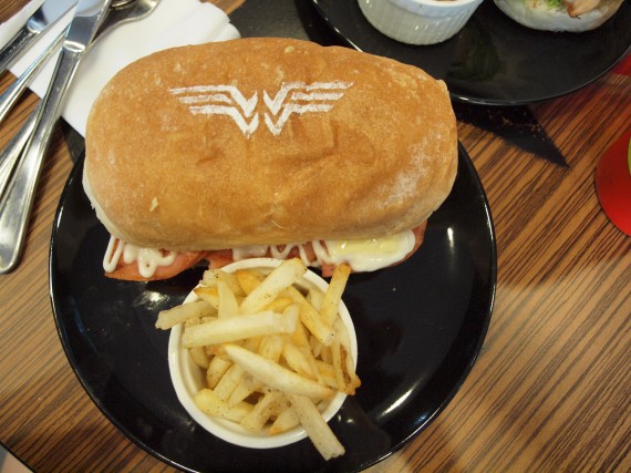 1_1_18_restaurant-officiel-comics-malaisie-wonder-woman-special
