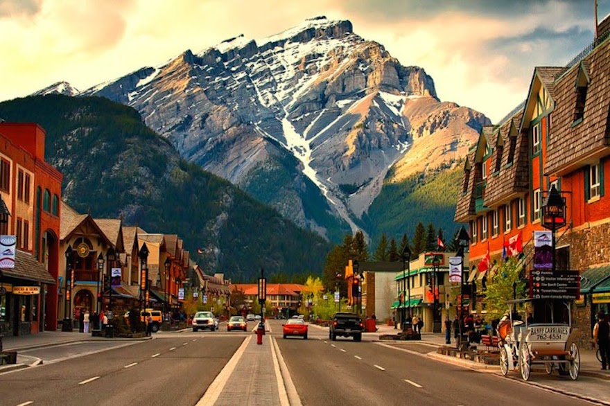 Banff-Avenue-–-the-Heart-of-the-Beautiful-Town-in-Canada1