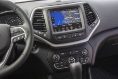 Making its debut on March 3 at the 2014 Geneva International Motor Show is the all-new Jeep Cherokee Trailhawk model available in the 3.2L automatic. The standard off-road package is Trail Rated based on Jeep brand’s 5 Performance Test Categories: Articulation, Water Fording, Traction, Ground Clearance and Maneuverability.