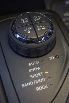 Making its debut on March 3 at the 2014 Geneva International Motor Show is the all-new Jeep Cherokee Trailhawk model available in the 3.2L automatic. The standard off-road package is Trail Rated based on Jeep brand’s 5 Performance Test Categories: Articulation, Water Fording, Traction, Ground Clearance and Maneuverability.