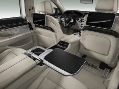 P90185619_highRes_the-new-bmw-7-series