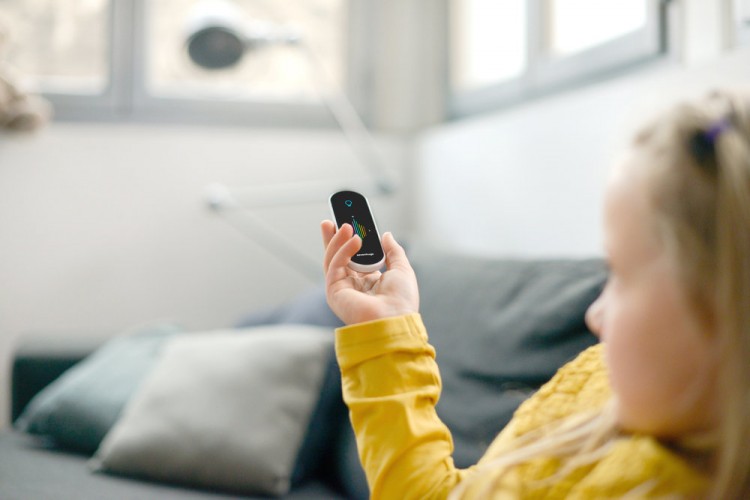 191801-Sevenhugs_SmartRemote_bluelight-06d94d-large-1451565833