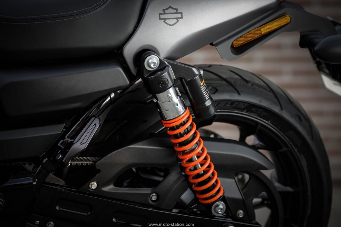 Harley-Davidson-Street-Rod-2017-11-Copier