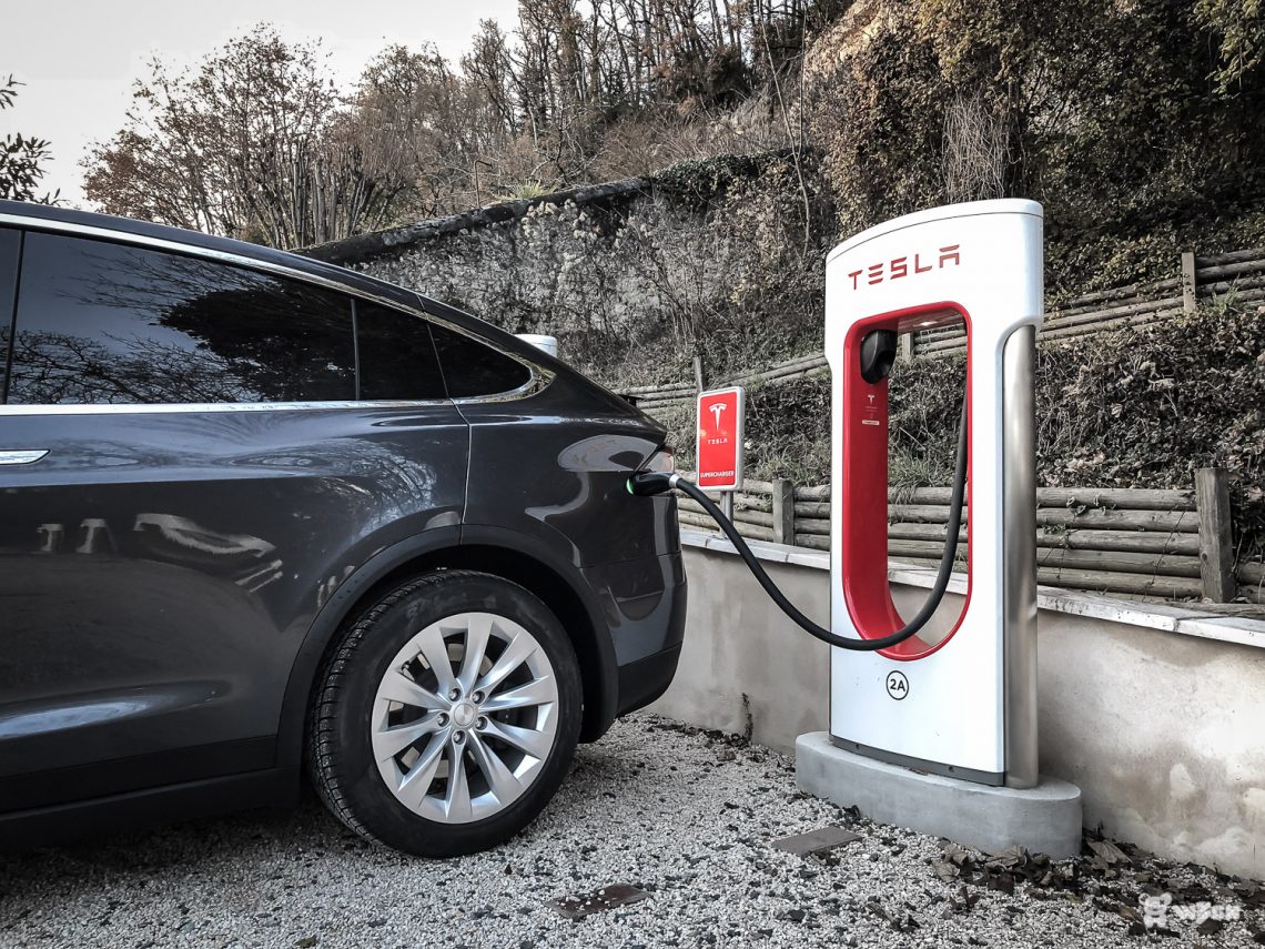 TESLA-Model-X-100D-6