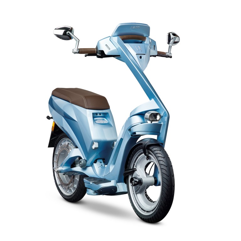 Ujet_Scooters_front with angle_bel air blue