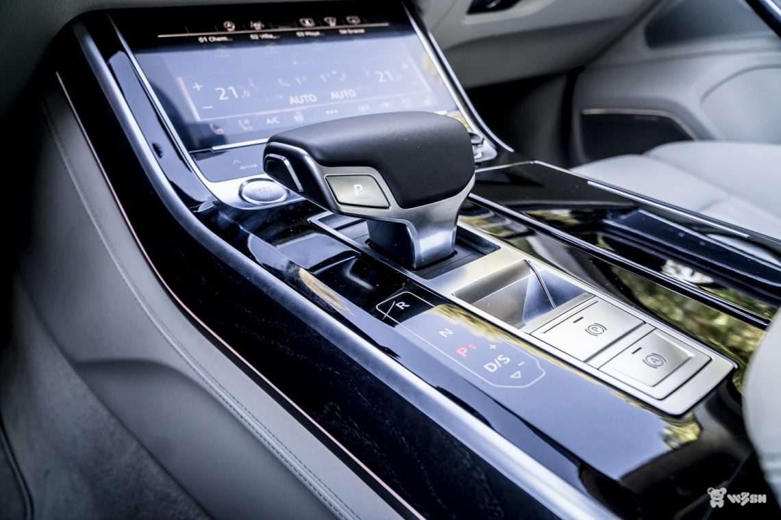 AUDI-A8L-26