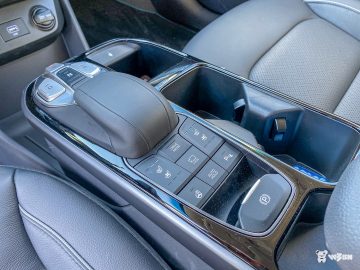Hyundai-IONIQ-electric-13
